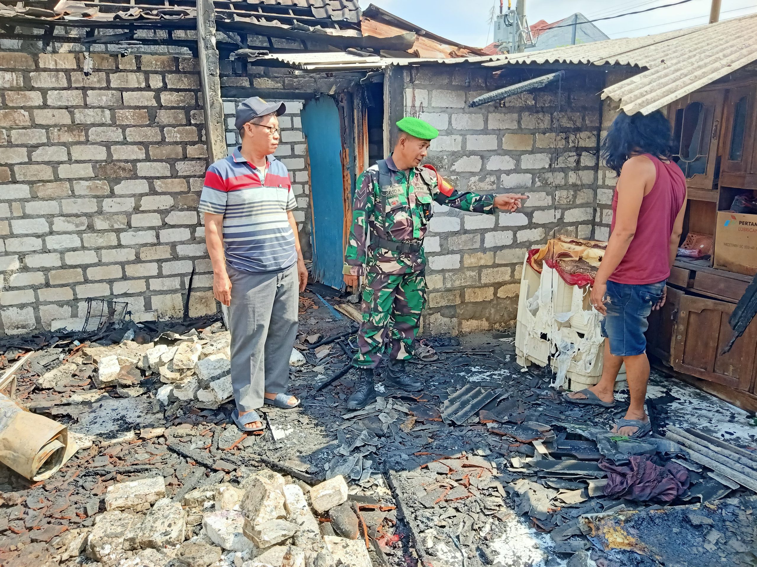 Babinsa Benjeng Bantu Penanganan Kebakaran Rumah Warga Binaan