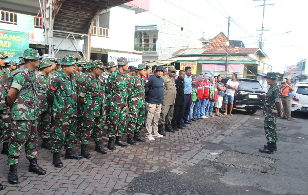 Momentum Hari Juang Kartika: Kodim 0830/Surabaya Utara Gelar Aksi Bersih-Bersih Pasar