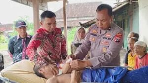 Ipda Purnomo saat cek kondisi warga yang sakit