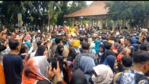 Antusiasme warga dalam berebut hasil bumi