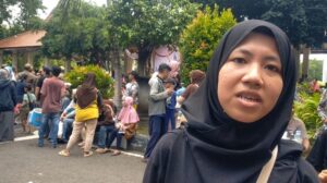 Ais warga Krian kehilangan handphone saat berebut tumpeng