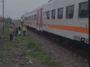 Korban saat di selamatkan petugas kereta api