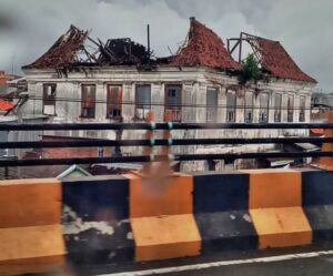 Kondisi Gedung Setan Setelah di terjang hujan deras dan angin kencang