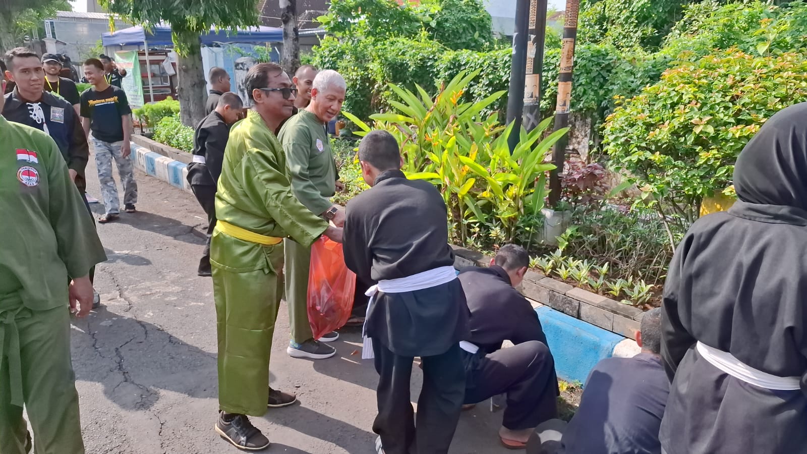 Polres Pasuruan Kota Bersih – bersih Sampah Bersama Ratusan Pesilat dari Berbagai Perguruan