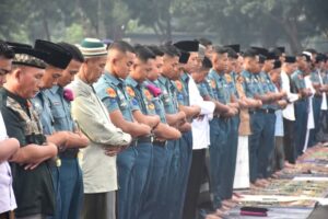 Anggota TNI AL Melaksanakan sholat idul Fitri