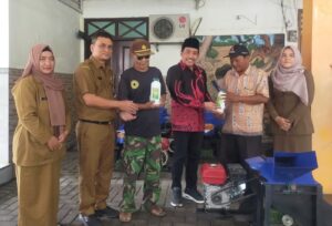 Moch Dhamroni Chudlori, M.Si., Anggota DPRD Kabupaten Sidoarjo Komisi D berikan bantuan mesin giling