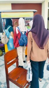 Penikmat kuliner Bakso dan Mie Ayam rela mengantri