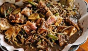 Dapoer Mimi juga menyediakan rujak tolet, rujak manis, rujak tollet, rujak cingur