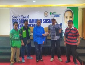 Pemberian door prize kepada peserta yang dapat menjawab pertanyaan