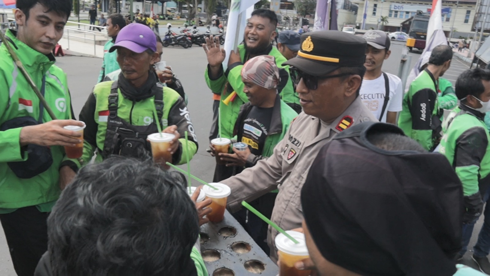 Humanis Polisi Kawal Aksi Damai Driver Ojol di Jember Sambil Berbagi Minuman Dingin