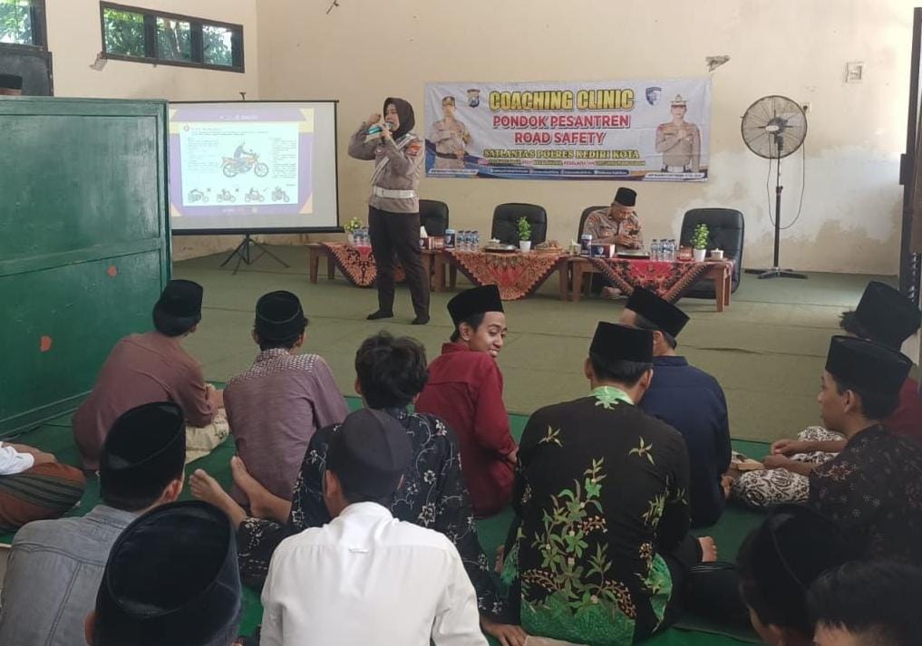 Polres Kediri Kota Gelar Coaching Clinic di Ponpes
