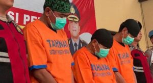 Dua Kades Kecamatan Tulangan dan Satu Mantan Kades Kecamatan Buduran Saat Press Release di Polresta Sidoarjo