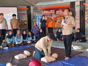 Pemberian materi dan praktek Kompresi dada atau CPR