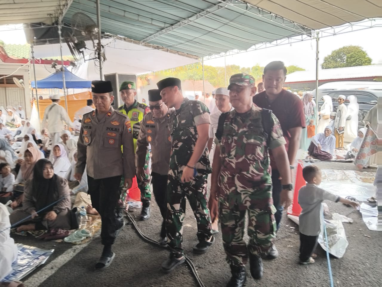 Kodim 0817/Gresik Hadiri Majelis Dzikir Maulidurrasul dan Haul Akbar Gresik 2025p