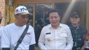 Bupati Sidoarjo H. Subandi dengan di dampingi kepala Desa Gelang