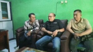 Sekdes Medalem baju batik saat berikan keterangan kepada kuasa hukum