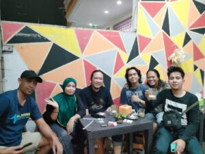 Salah satu pengunjung dari group band letto
