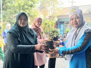Penyerahan tanaman dari walimurid ke Kepala SDN Petemon Xlll