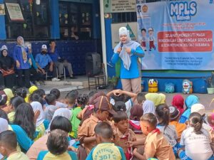 Kepala SDN Petemon XIII Surabaya, Siti Syamsiah, S.Pd