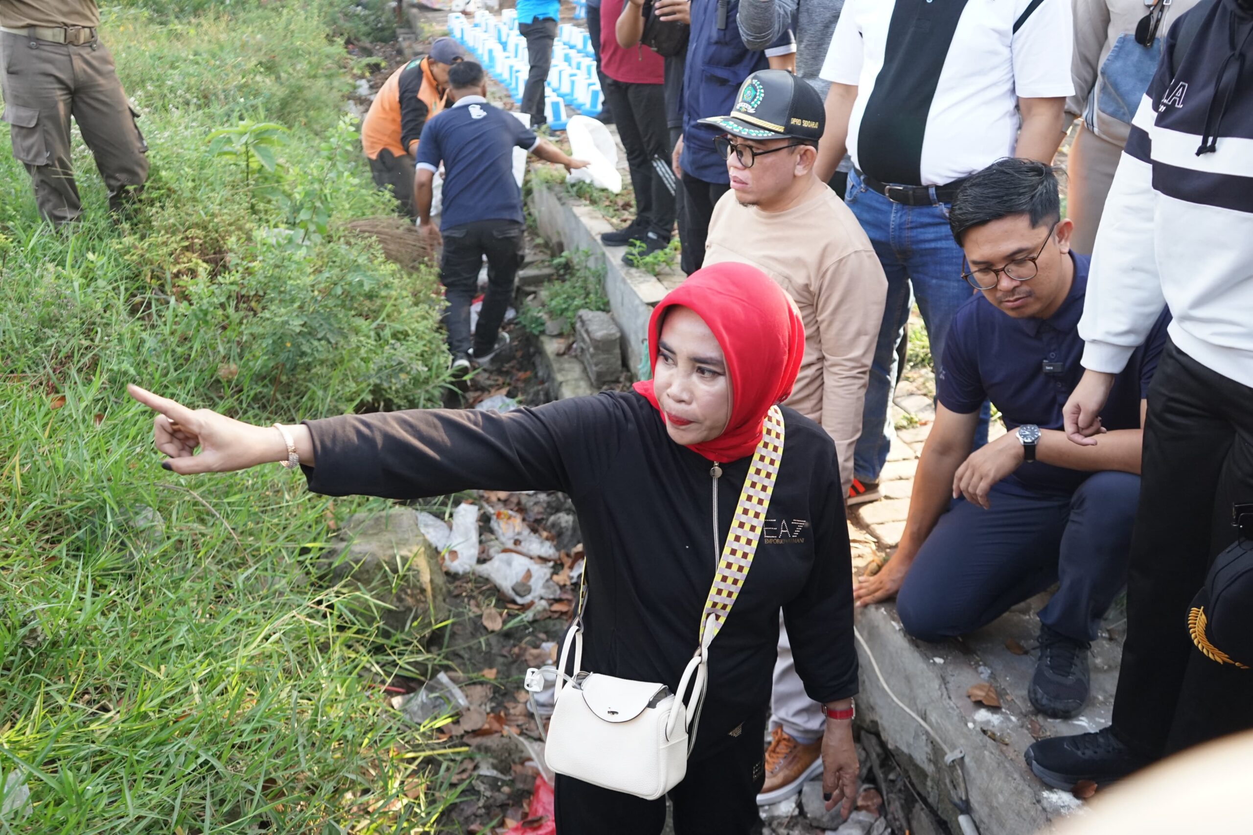 Wakil Bupati Sidoarjo Kerja Bakti Masal Bersama Ribuan Siswa SMAN 2 Sidoarjo