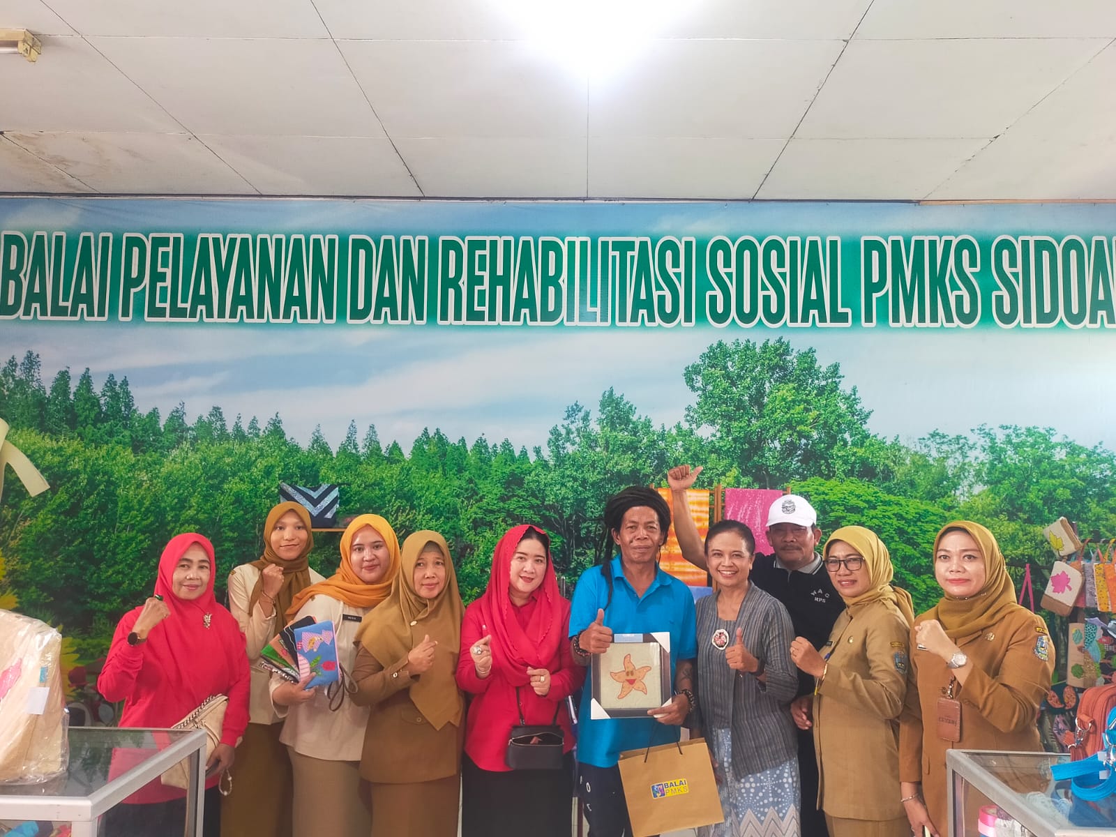 Organisasi Pertiwi Nusantara Bersatu Berkolaborasi  Dengan Seniman Dangdut Jatim Gelar Aksi Sosial