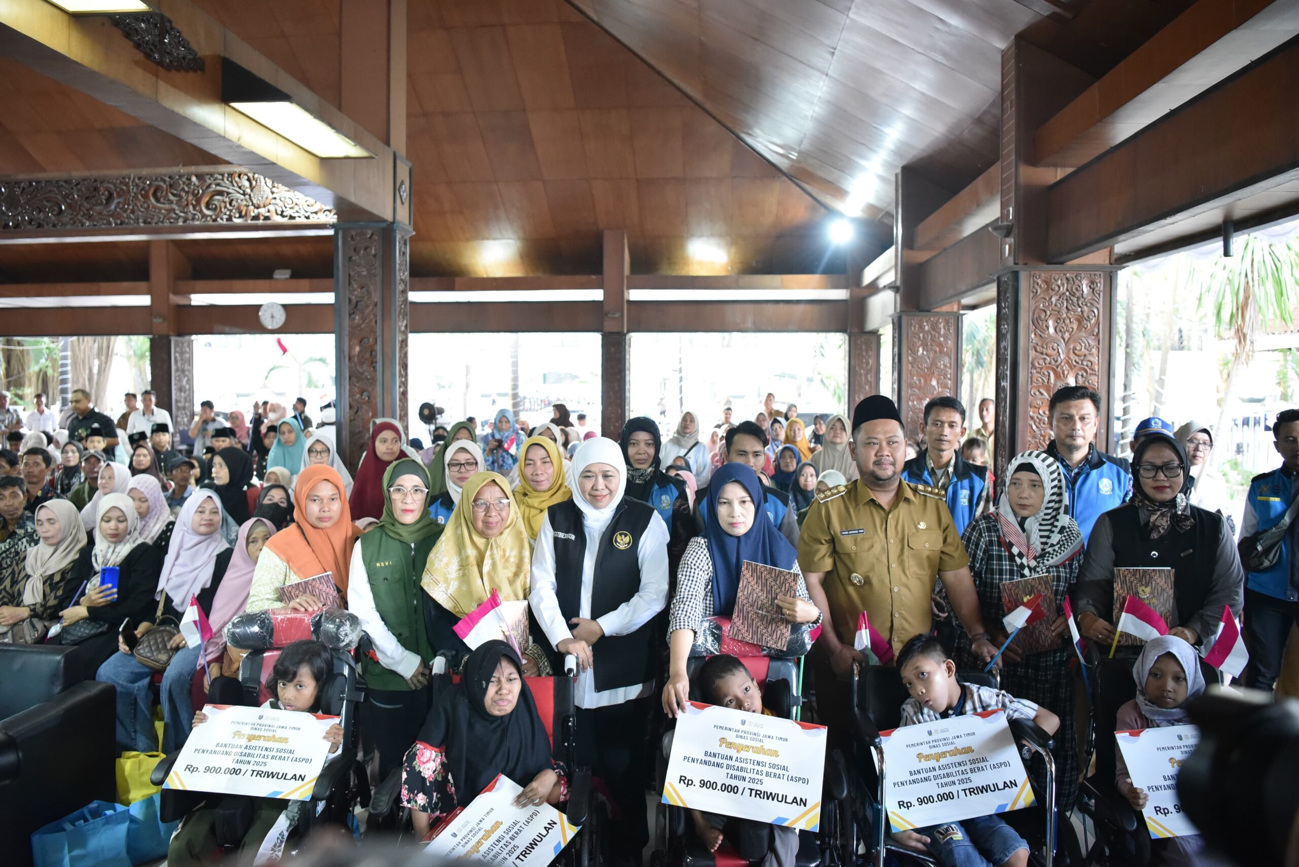 Dandim 0817/Gresik Hadiri Penyerahan Bantuan Sosial oleh Gubernur Jatim di Gresik