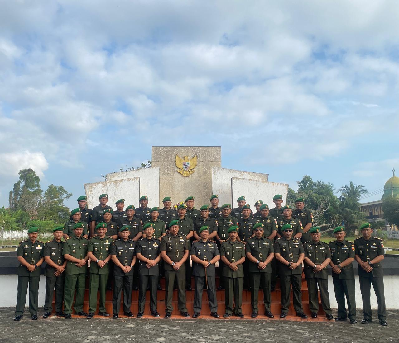 Ziarah Rombongan Peringatan Ke-59 HUT Korem 084/BJ Tahun 2025 di TMP Bangkalan