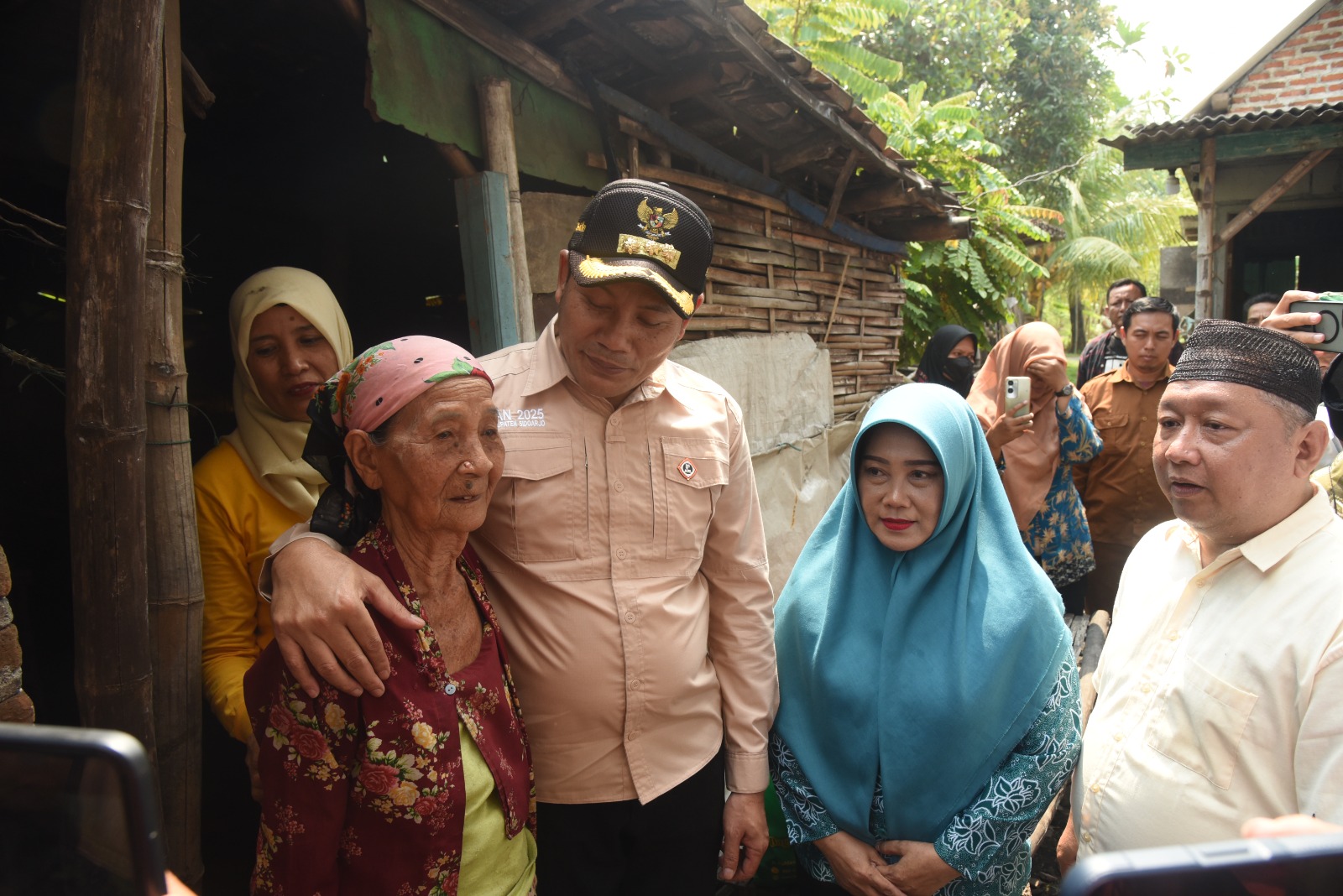 Rumah Dua Warga Kurang Mampu di Tarik Mendapat Bantuan Rehab Dari Bupati Sidoarjo