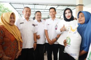 Wakil Bupati Sidoarjo Memantau pembagian beras