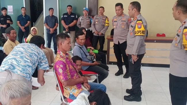Belasan orang tua mendatangi Mapolres Lamongan