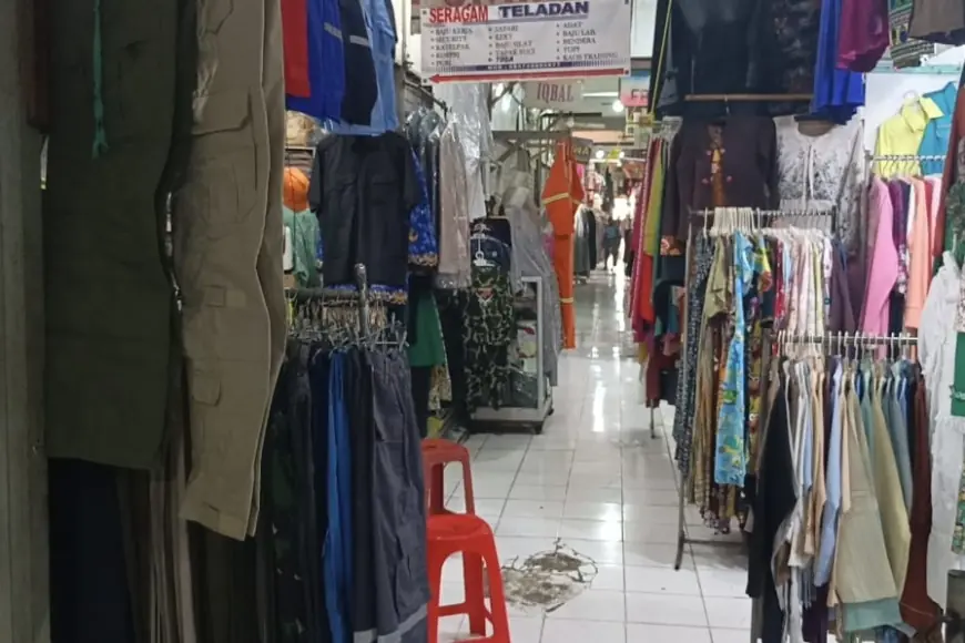Pedagang Seragam di Gresik Keluhkan Omset Turun Drastis