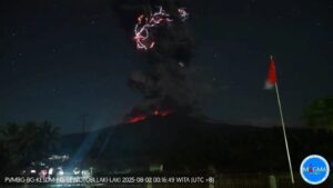 Foto: Visual eruspi Gunungapi Lewotobi Laki-laki pada Jumat (1/8). (PVMBG, Badan Geologi, KESDM)