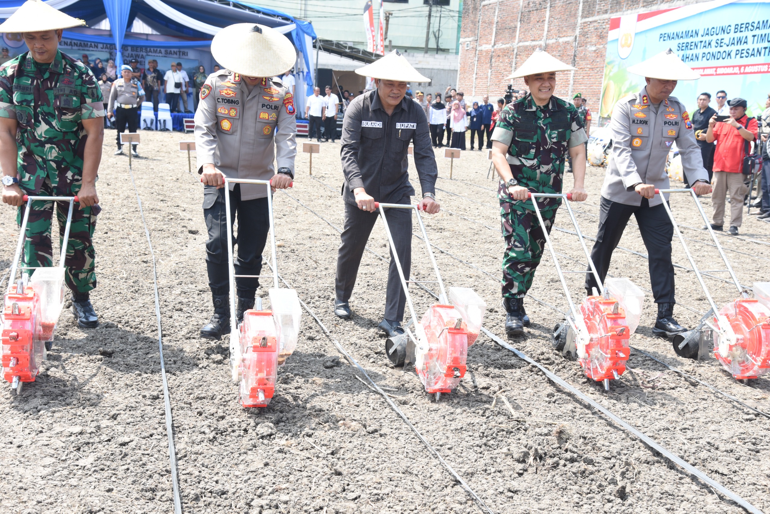 Dorong Swasembada Pangan Nasional 2025, Bupati Sidoarjo dan Kapolresta Sidoarjo Tanam Jagung Bersama Santri