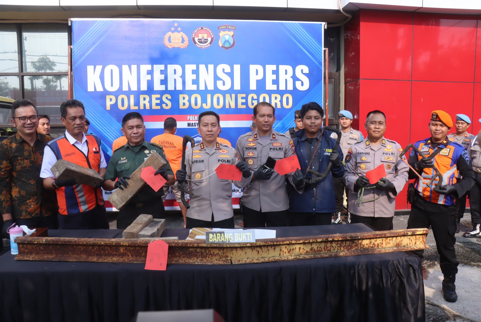 PT KAI Beri Apresiasi, Polres Bojonegoro Amankan Komplotan Pencuri Rel Kereta Api