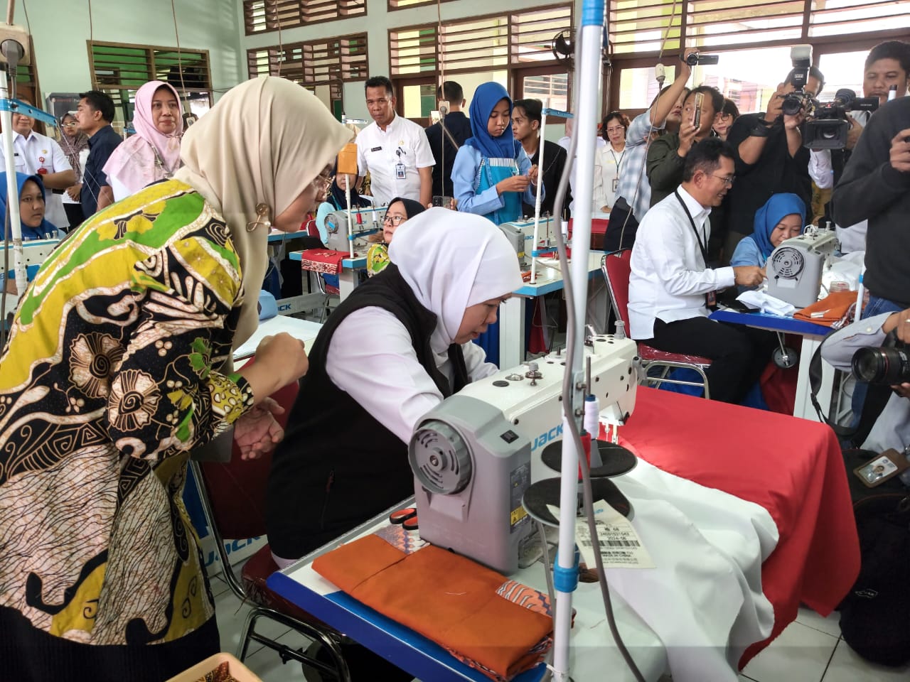 Siswa Jatim Jahit Bendera Raksasa untuk Rekor MURI