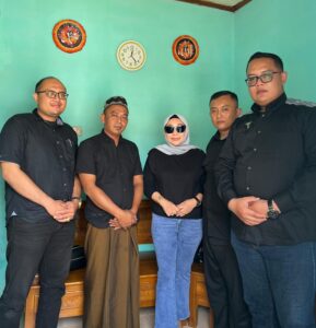 Ketua LKBH Swadek Jatim bersama tim 