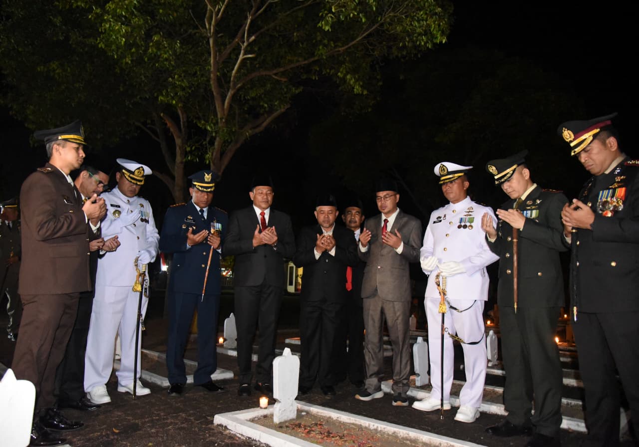 Bupati Sidoarjo Hadiri Apel Kehormatan dan Renungan Suci di TMP Kusuma Bangsa
