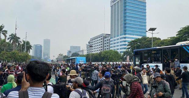Unjuk Rasa di Depan Gedung DPR RI, Jalan Gatot Subroto Ditutup