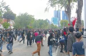 Massa merangsek masuk gedung Grahadi surabaya