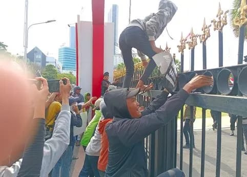 Aksi Solidaritas Ojol di Surabaya Ricuh, Massa Bentrok dengan Polisi