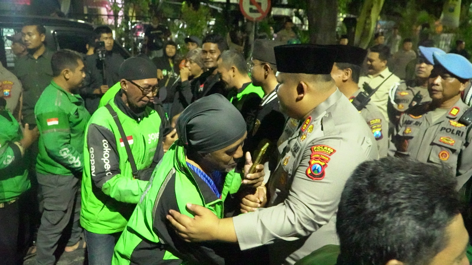 Driver Ojol Gelar Aksi Damai dan Shalat Gaib di Depan Mapolres Pasuruan