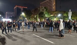 Massa memadati area gedung negara grahadi