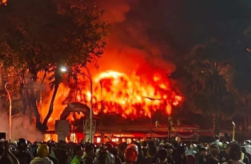 Aksi Demonstrasi Kembali Memanas, Gedung Negara Grahadi Terbakar