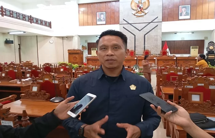 Dewan Buleleng Minta PKL yang Berjualan di Bahu Jalan dan Trotoar Tak Ditertibkan