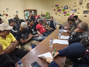 Kepala Desa saat mediasi bersama warga