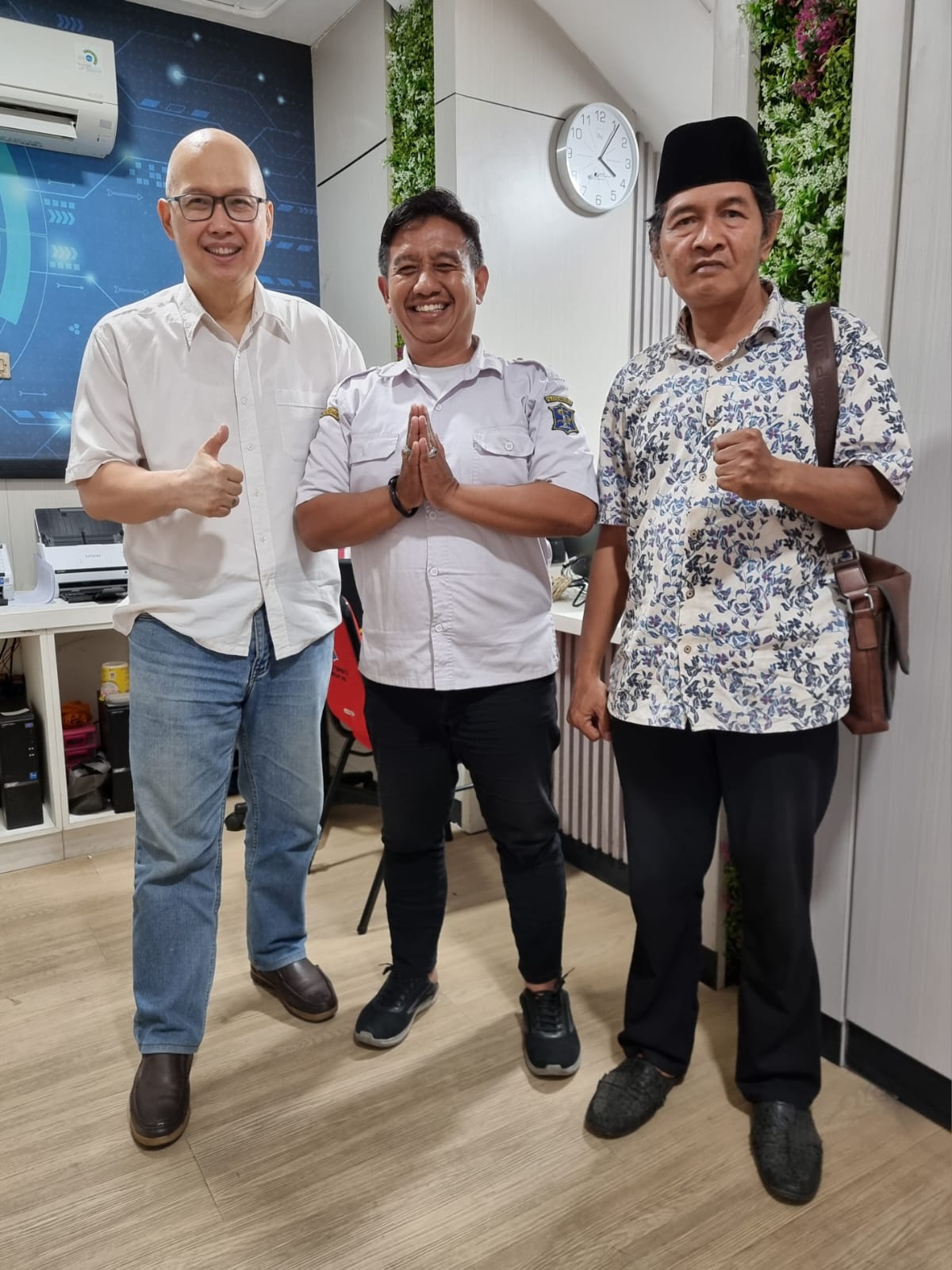 Koalisi OKP, LSM, dan Komunitas Serahkan Sumbang Saran untuk Ketenteraman Surabaya kepada Wali Kota