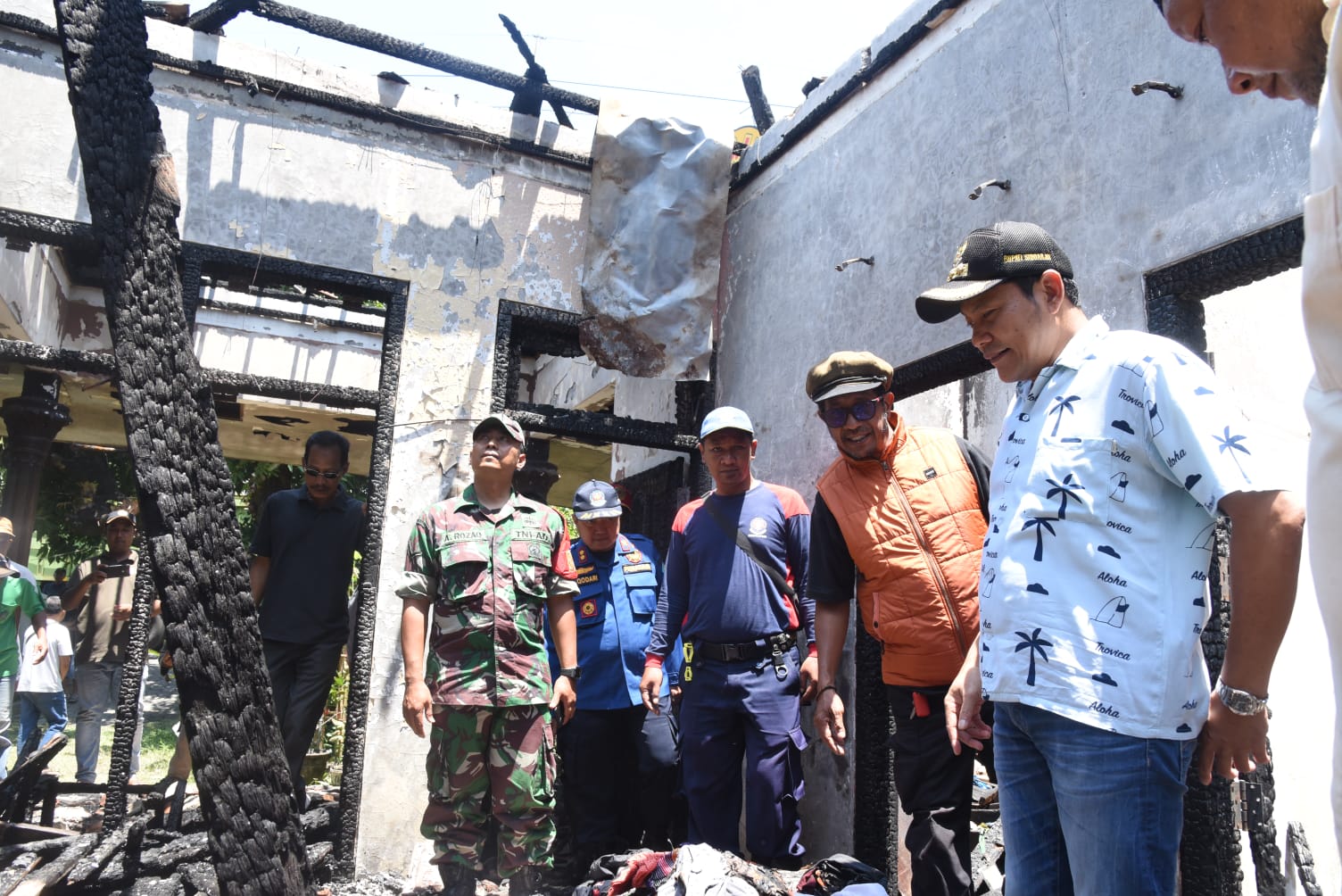 Bupati Bakal Perbaiki Rumah Warganya Yang Terbakar