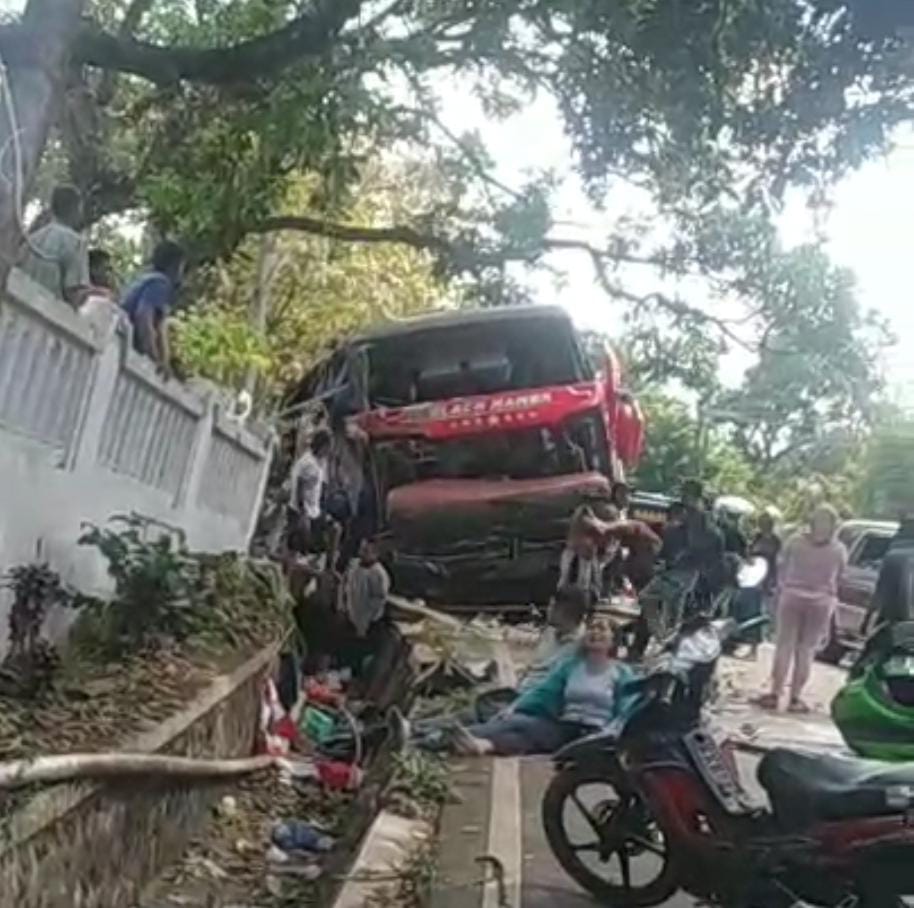 Diduga Rem Blong, Bus Tabrak Pembatas Jalan di Bromo Probolinggo