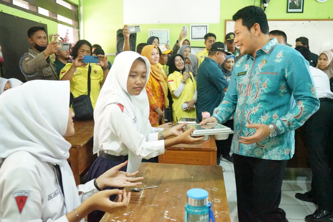 Sidak, Bupati Sidoarjo Subandi Tekankan Standar Gizi dan Pemberdayaan Ekonomi Lokal
