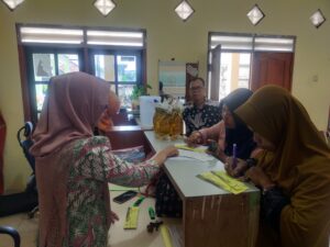 Warga saat pengambilan sovenir